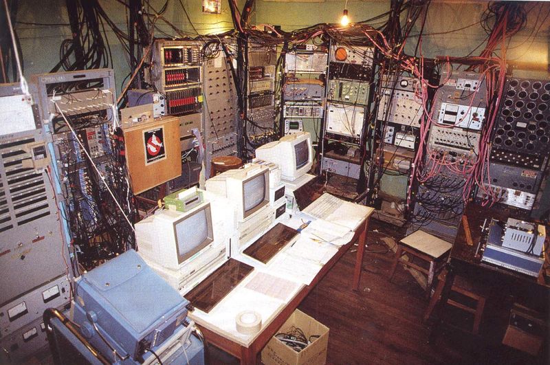 Sala con bastidores de electrónica, registradores y un escritorio de operación.