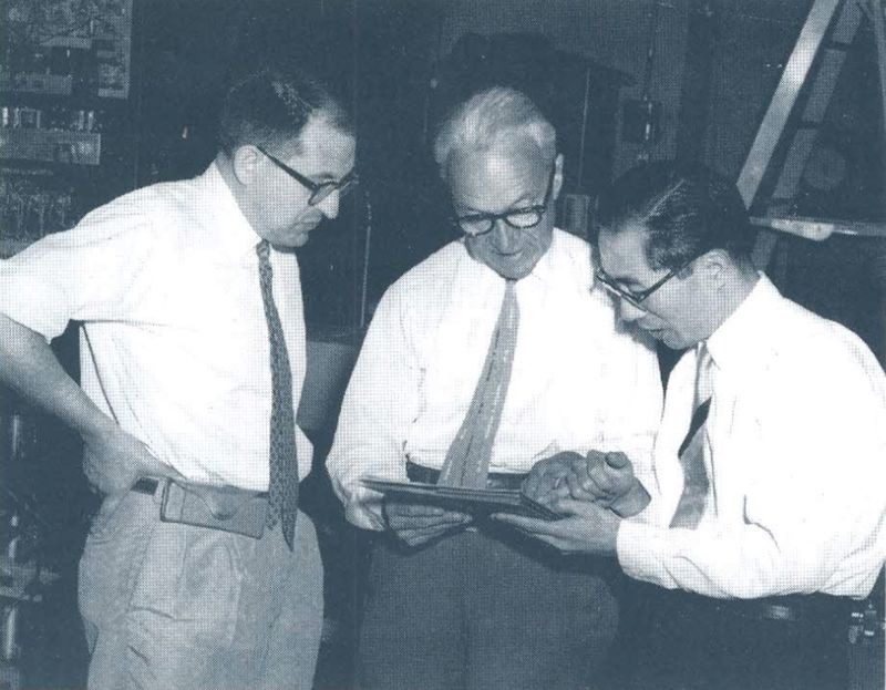 Tres hombres posan en el interior del Laboratorio: Ismael Escobar, Bruno Rossi y Koichi Suga.
