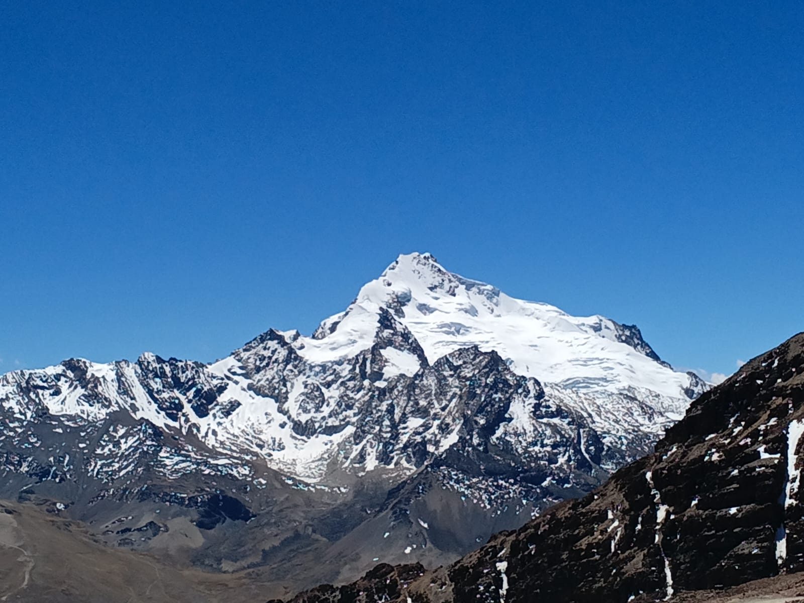 El Huayna Potosí visto desde Chacaltaya el día del lanzamiento. Ambos forman parte del Parque Nacional declarado en 1942.