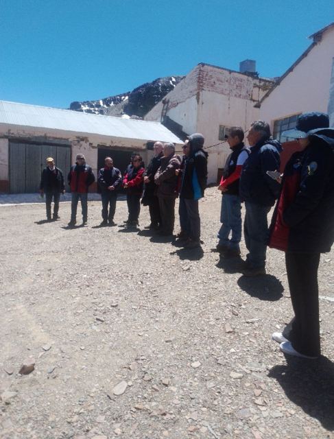 Los asistentes se reúnen en el patio del Laboratorio.