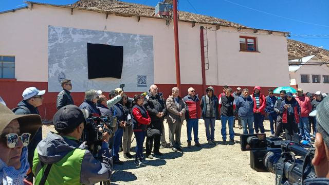 El lienzo todavía cubierto antes del acto