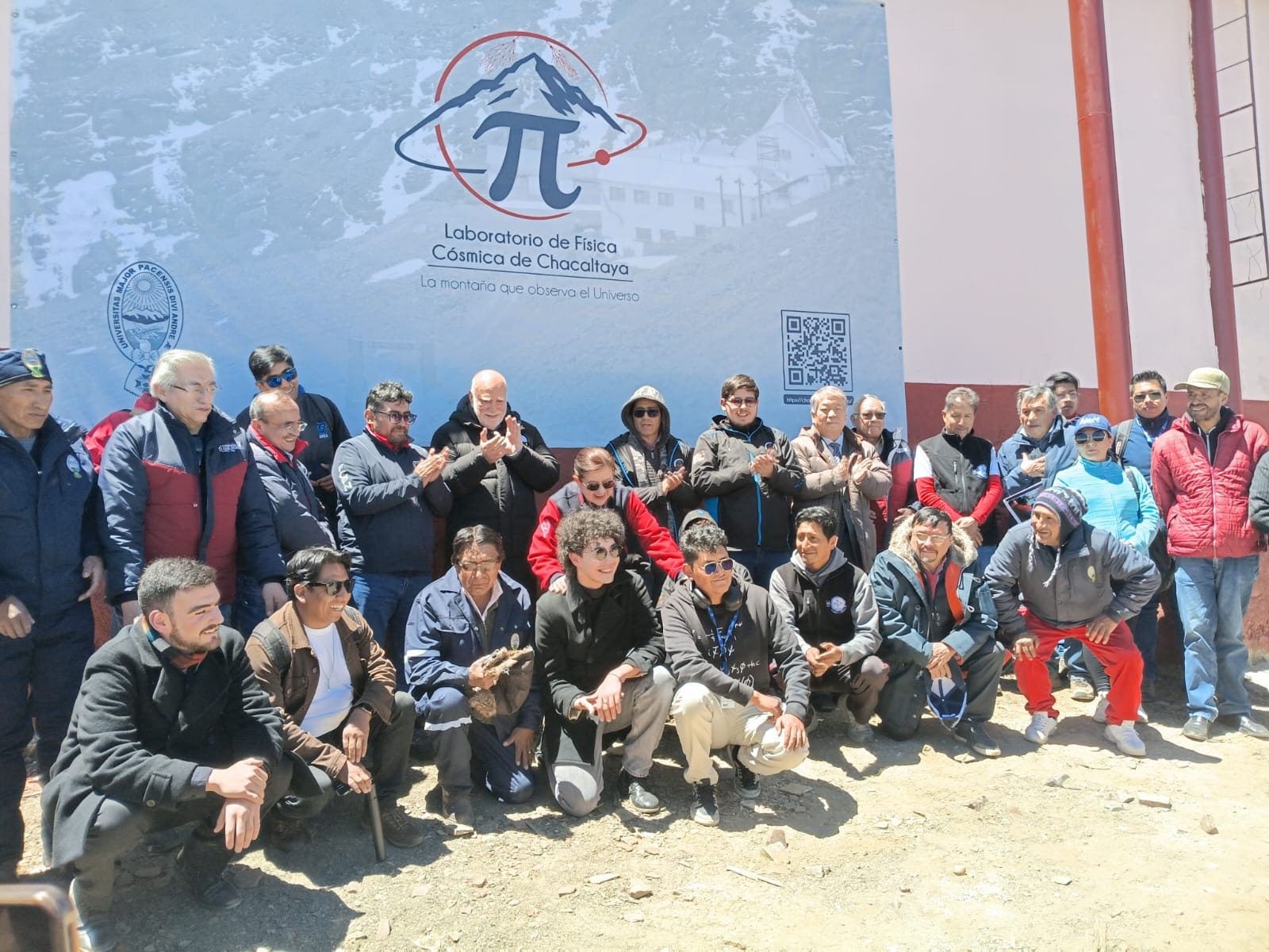 Foto de grupo frente al logotipo.