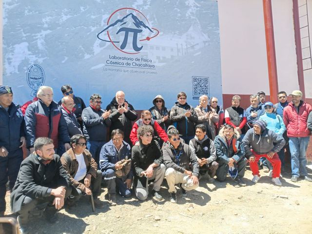 Foto de grupo frente al logotipo