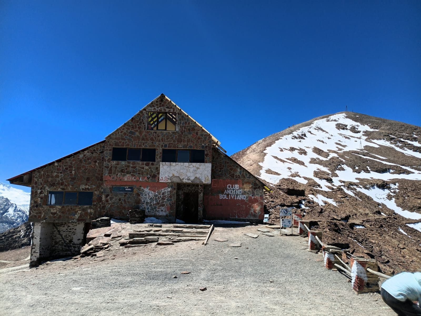 El refugio del Club Andino Boliviano, al pie de la cumbre. El Club abrió el camino y la casa que en 1942 hicieron posible la primera estación meteorológica.