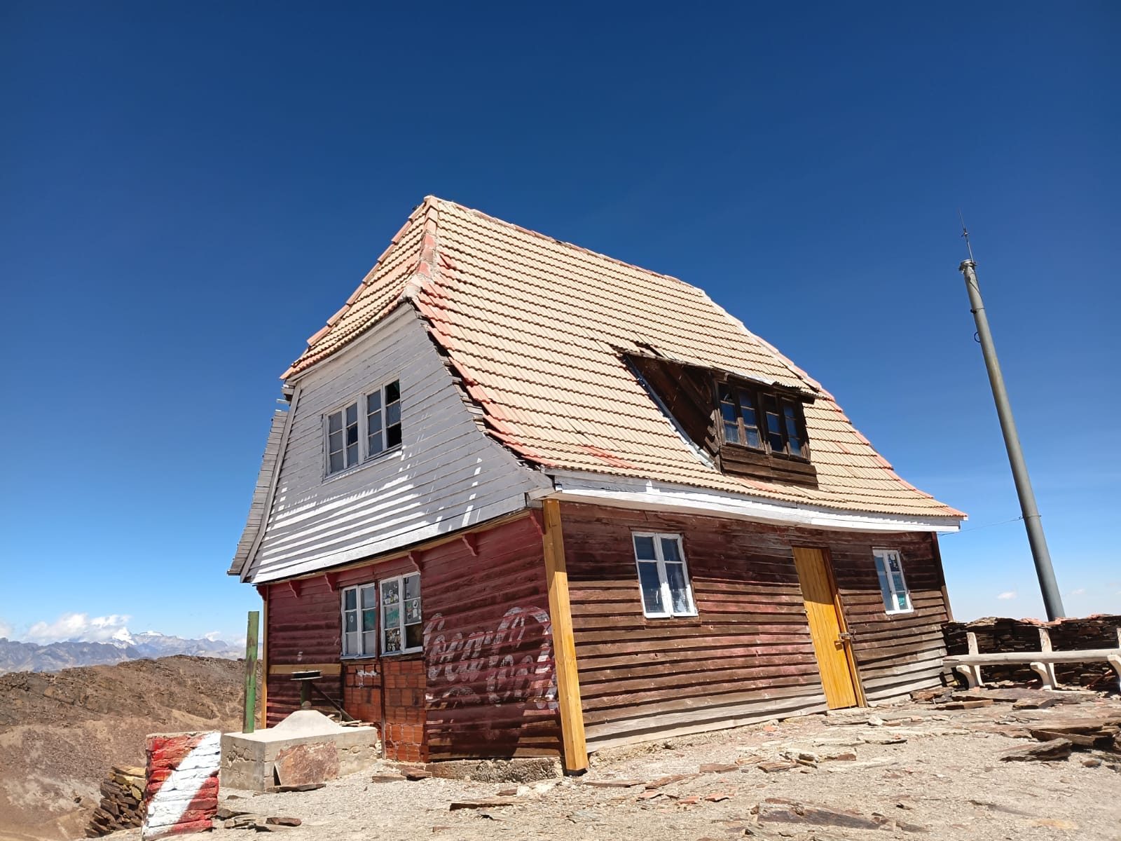 Una de las construcciones de madera de la cumbre.