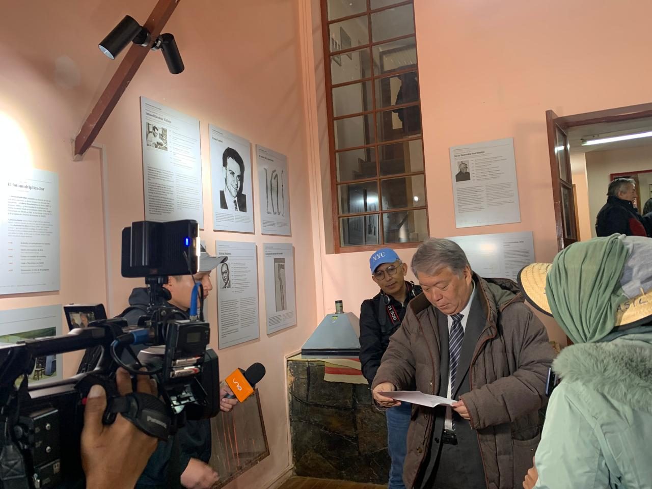 El señor Shigetomo Maruhashi, delegado de la Embajada del Japón, en la exposición de cuadros, ante las fichas de Ismael Escobar, César Lattes e Hideki Yukawa.