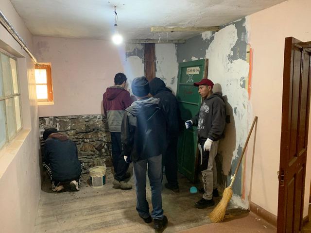 Reparación de un muro interior con zócalo de piedra