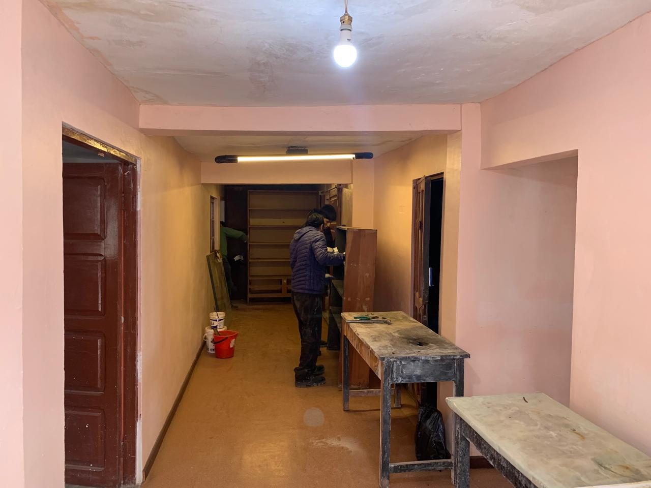 Pasillo recién pintado