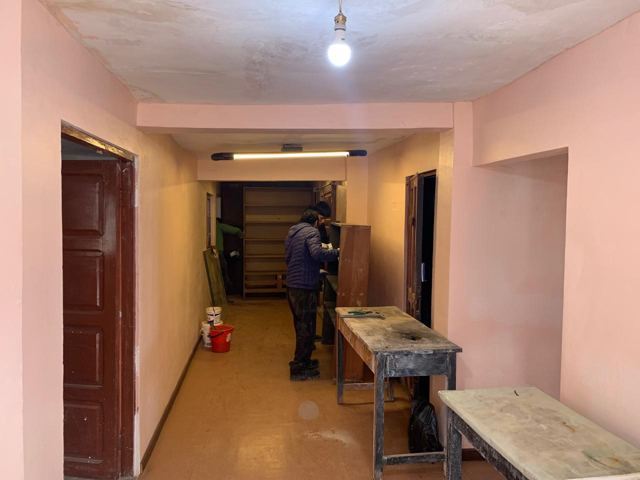 Pasillo recién pintado