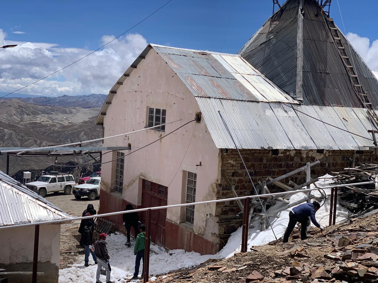 Despeje de nieve junto a la sala de cubierta cónica
