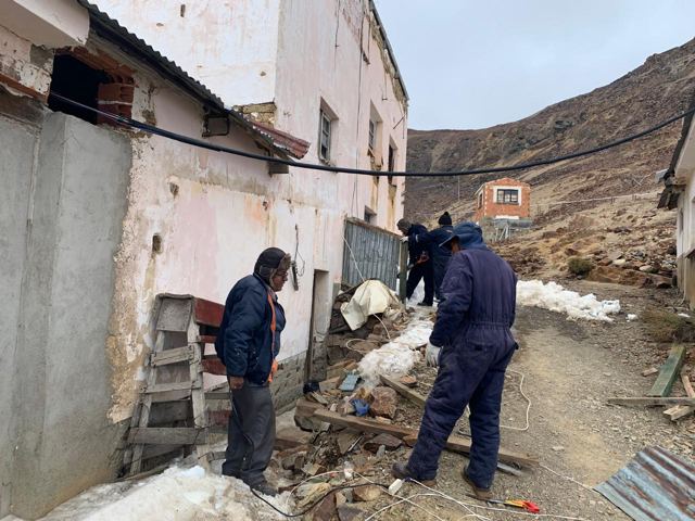 Limpieza de escombros junto a un edificio
