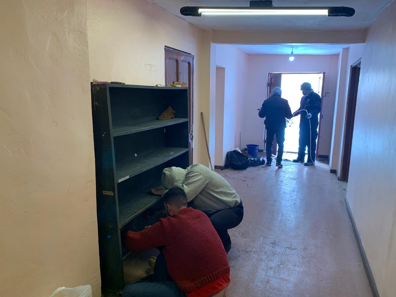 Armado de estantes en un pasillo
