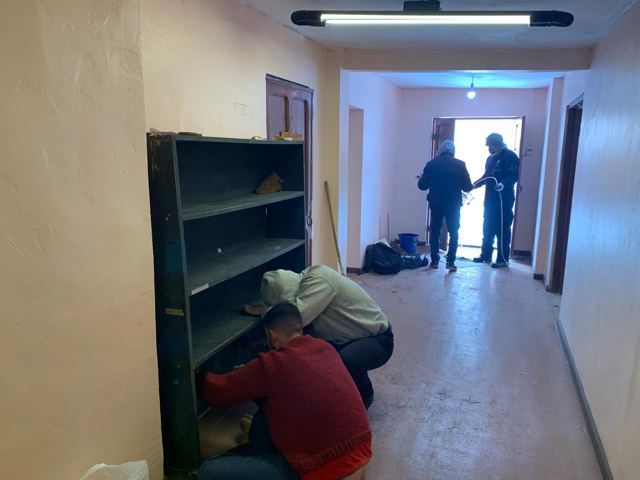 Armado de estantes en un pasillo