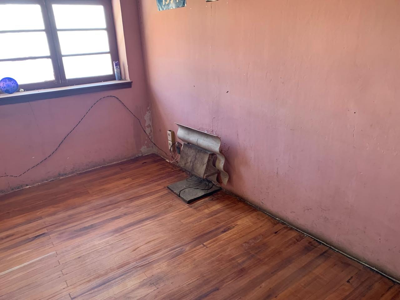 Una sala con piso de madera, ya lista