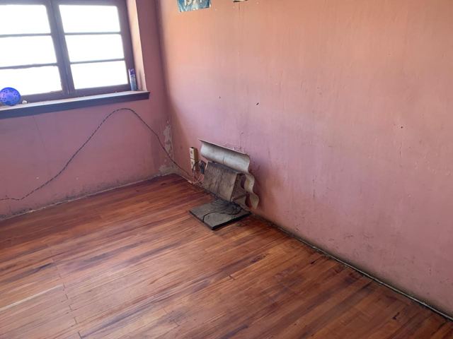 Una sala con piso de madera, ya lista