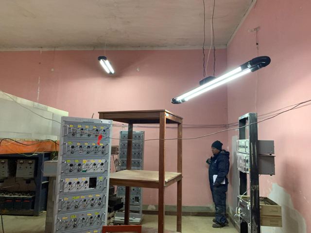 Sala de electrónica con los racks de instrumentos