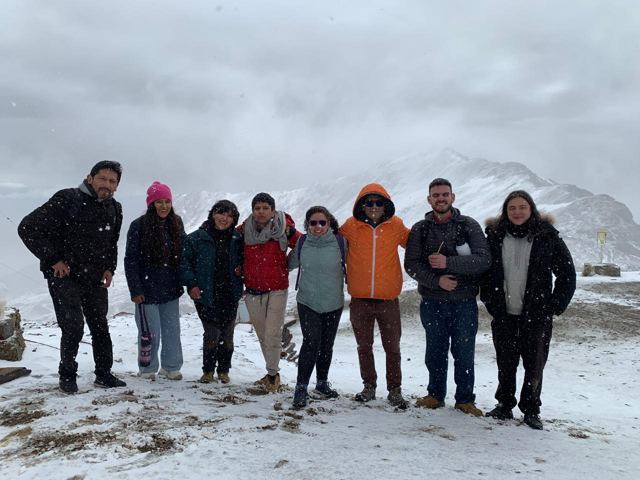 Grupo de estudiantes en la nieve