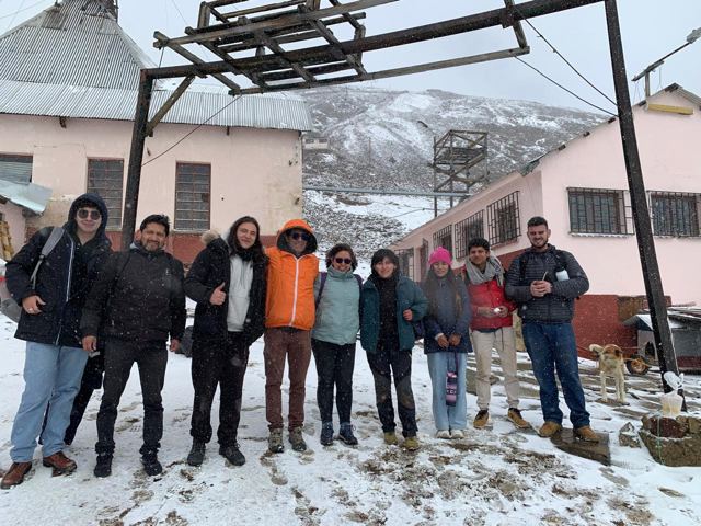 Grupo de estudiantes frente a los edificios del Laboratorio