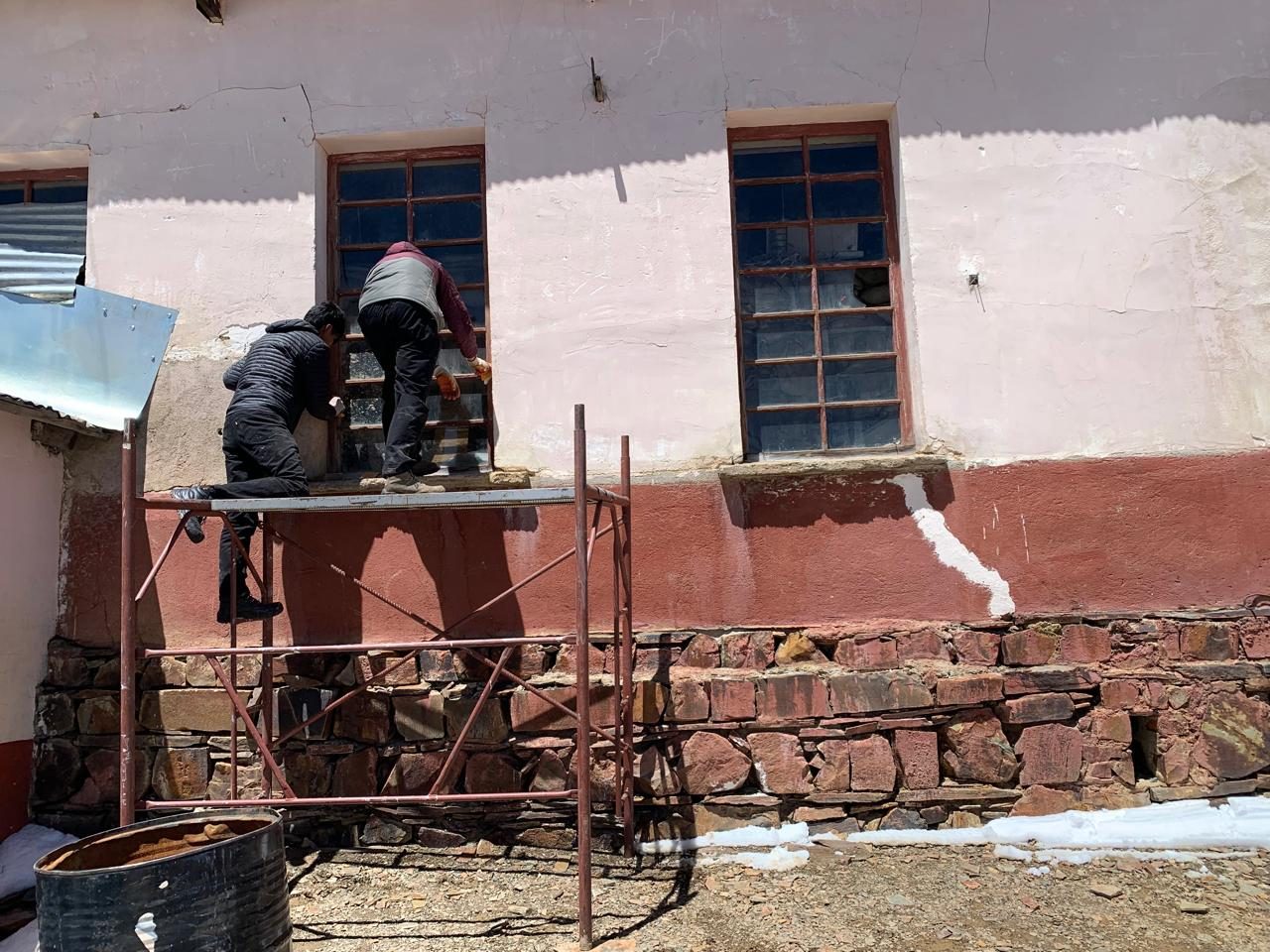 Pintura de una fachada desde un andamio
