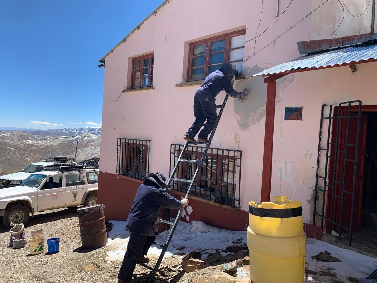 Pintura de una fachada desde una escalera