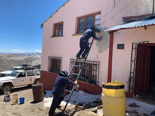Pintura de una fachada desde una escalera