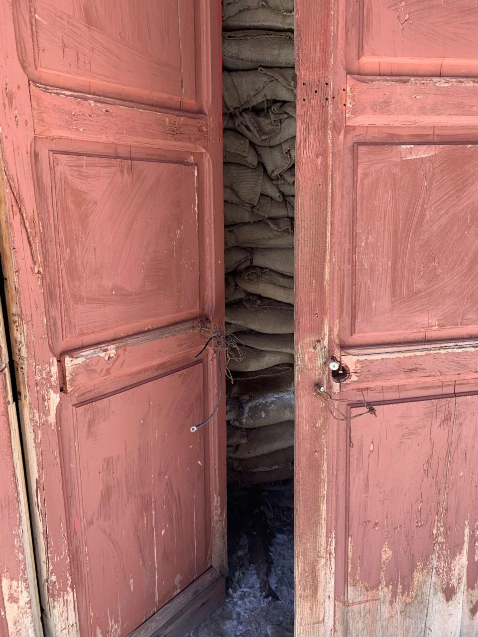 Una puerta antigua del Laboratorio, antes de su arreglo