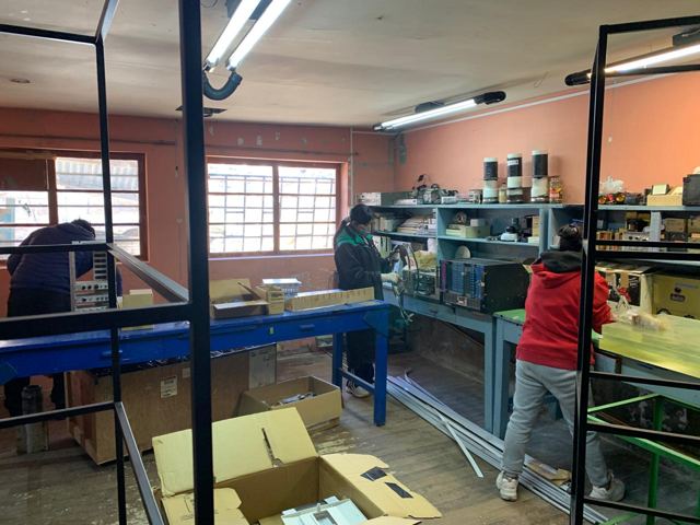 Orden de un taller con estantes de instrumentos