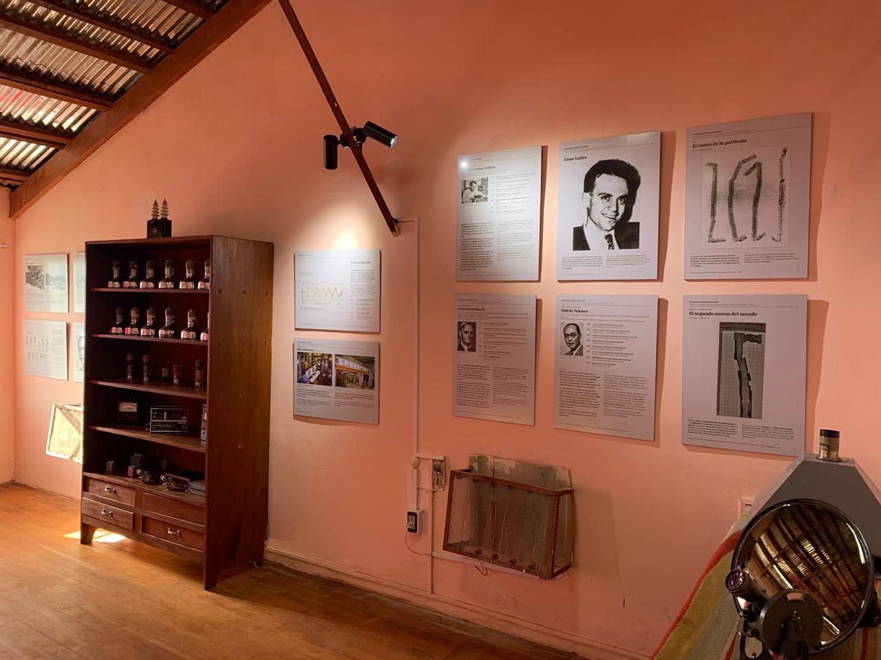 La sala del museo con los cuadros ya colgados