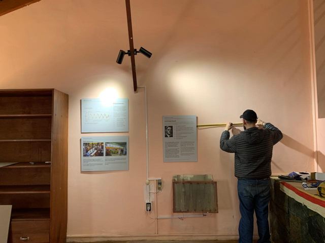 Medición del muro para colgar los cuadros