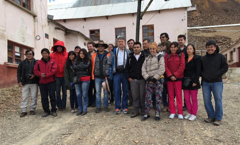 Fotografía de grupo de una treintena de personas frente a los pabellones del Laboratorio.