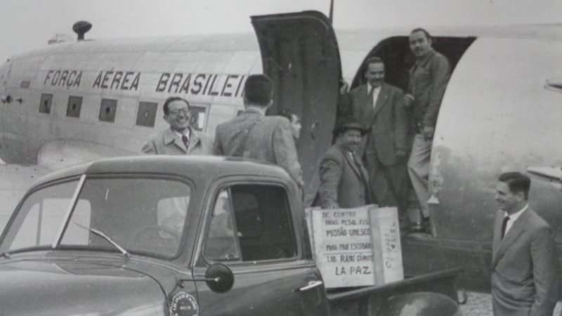 Un cajón de madera rotulado «Missão UNESCO» se descarga de un avión.