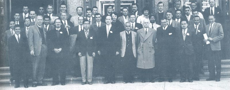 Fotografía de grupo de unas cuarenta personas en la escalinata de un edificio.