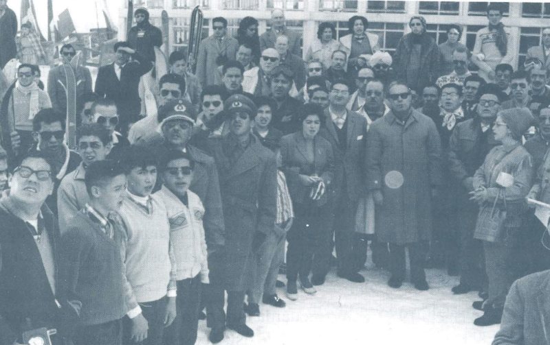 Una multitud en la montaña, con militares y civiles, alrededor de un visitante.